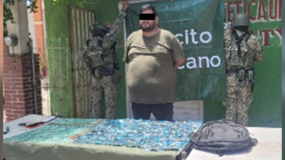 En Culiacán, detienen a un civil; le aseguran dosis de presunta droga y mil pesos en efectivo