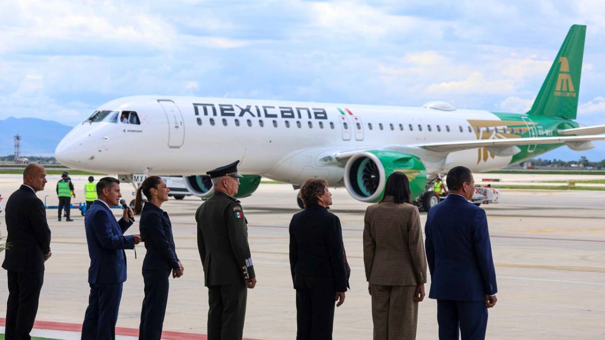 Claudia Sheinbaum da la bienvenida al primer Embraer E-195E2 de Mexicana en el AIFA