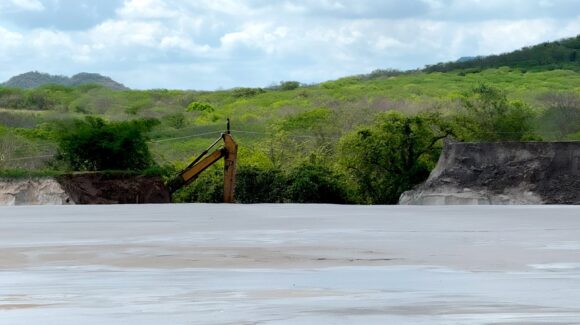 Clausuran minera en Concordia, Sinaloa, tras derrame de jales que afectó arroyos y selva baja