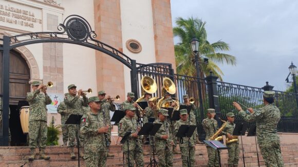 Sorpresa musical: militares ofrecen concierto frente a la Catedral de Culiacán