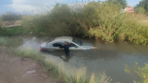 Joven cae a canal tras perder el control de su vehículo en Prado Bonito, en Los Mochis