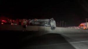 Conductor de camioneta vuelca en la México 15, en Juan José Ríos