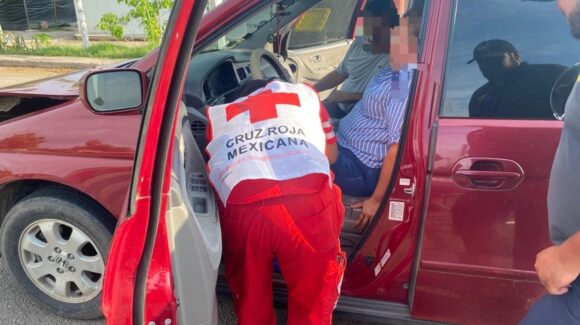 Conductora resulta lesionada en choque sobre la carretera vieja en El Burrión, Guasave