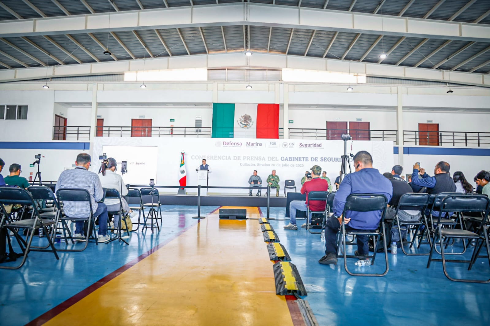 conferencia de prensa del gabinete de seguridad periodistas