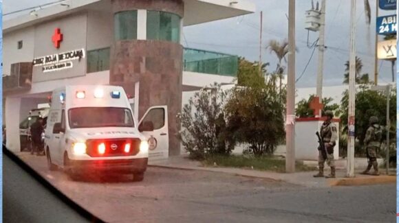 ¡Tiene los ojos encintados! Llegan con un ejecutado a balazos a la base de Cruz Roja Navolato