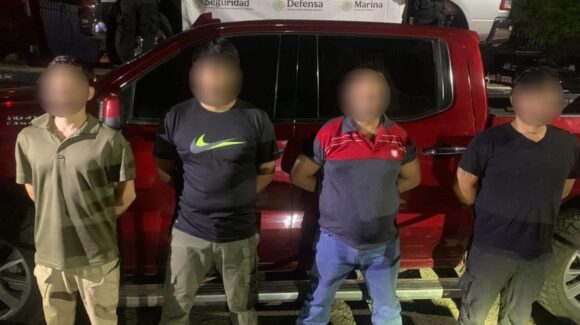 ¡Intentaron huir! Detienen a cuatro hombres fuertemente armados y aseguran dos vehículos, en Culiacán
