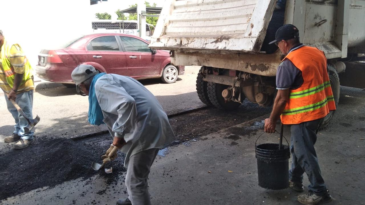 Cubren baches en las calles de Guasave