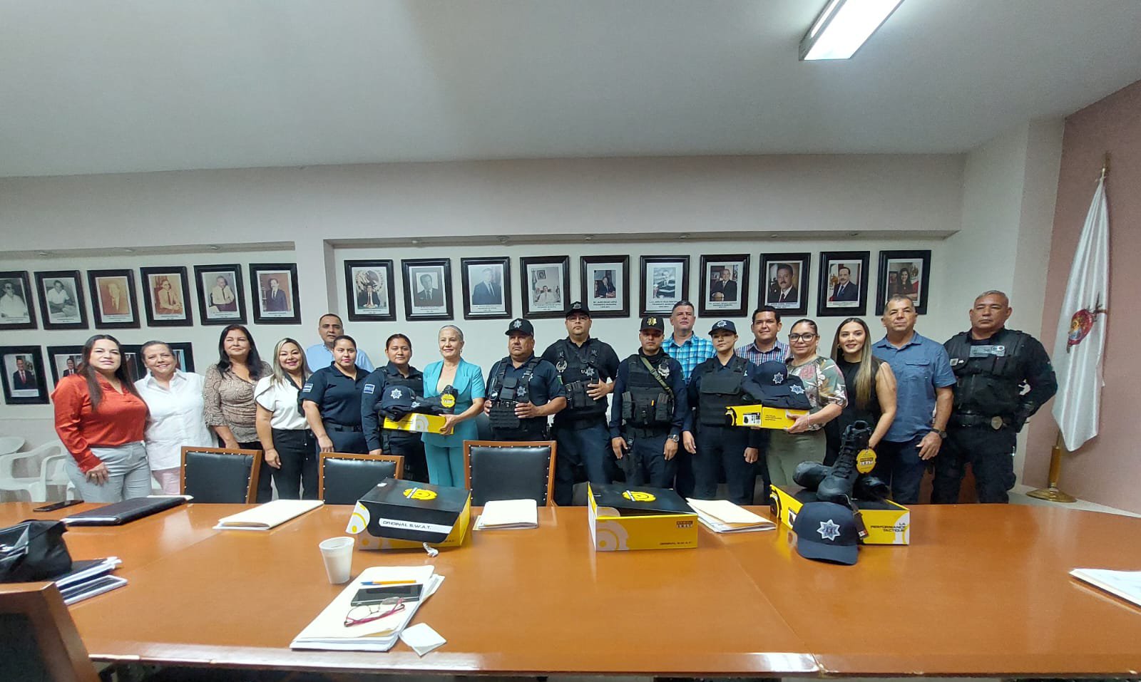 dan uniformes a elementos de seguridad en salvador alvarado