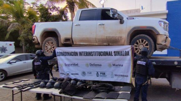 Tiran ‘ponchallantas’ y huyen; decomisan armas, cartuchos y equipo táctico en Caminaguato, Culiacán