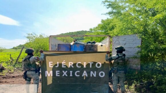 Decomisan camioneta con bidones, costales y droga en zona rural de Culiacán