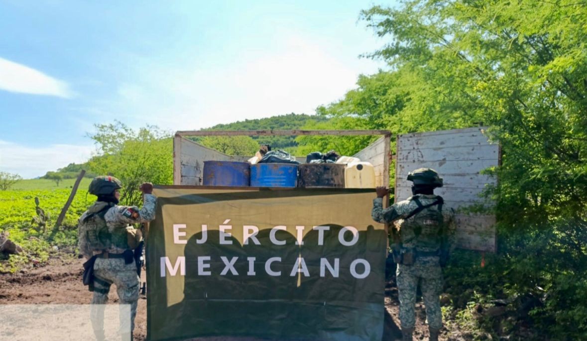 Decomisan camioneta con bidones costales y droga en Culiacán