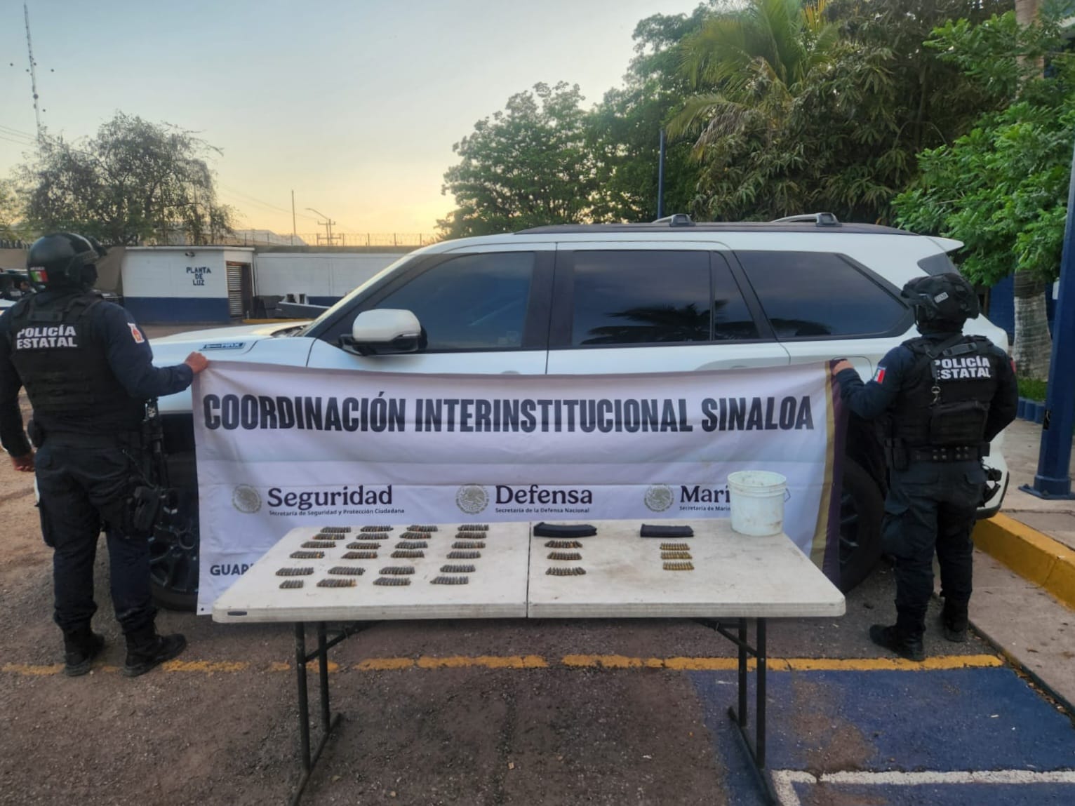 Militares con camioneta, cargadores y cartuchos decomisados en El Pozo