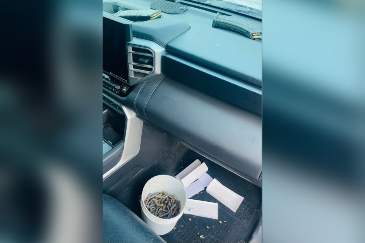 Cubeta con cartuchos para arma de fuego en el interior de camioneta