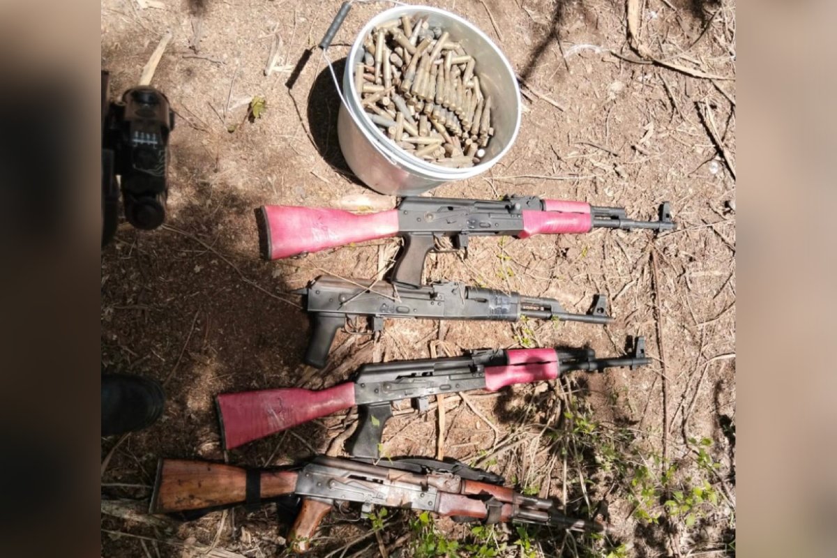 Fusiles AK-47 y cartuchos