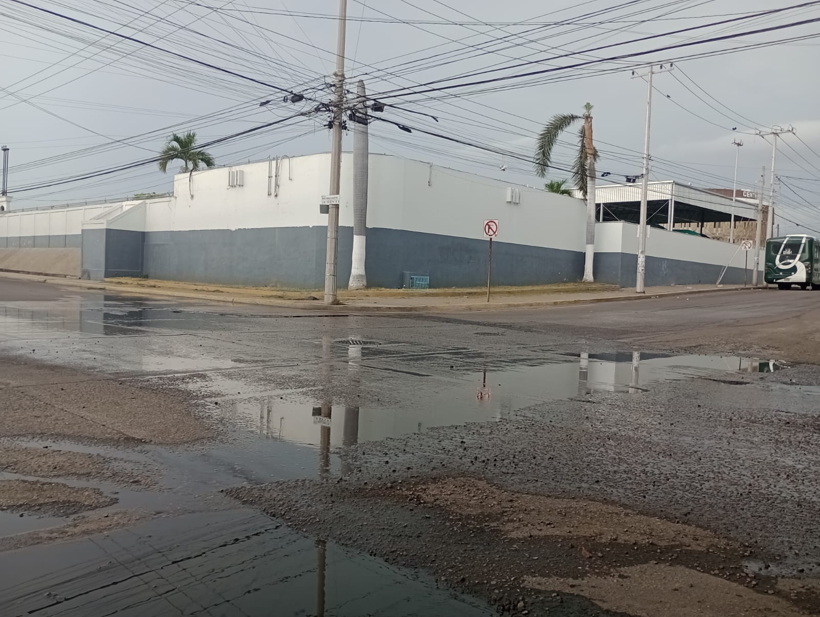 Derrame de aguas negras en Palos Prietos, Mazatlán