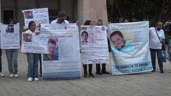 ‘Estoy muerta en vida, 7 meses sin saber de mi hijo’; familiares de desaparecidos en Mazatlán exigen respuesta a la FGE