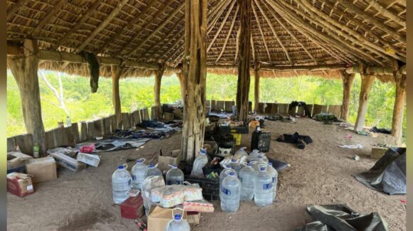 Desmantelan campamento en San Ignacio; aseguran explosivos, armas y droga