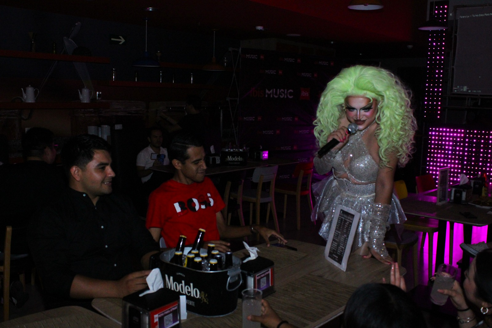 despechibis prende las noches de jueves en ibis mazatlan con karaoke cantan