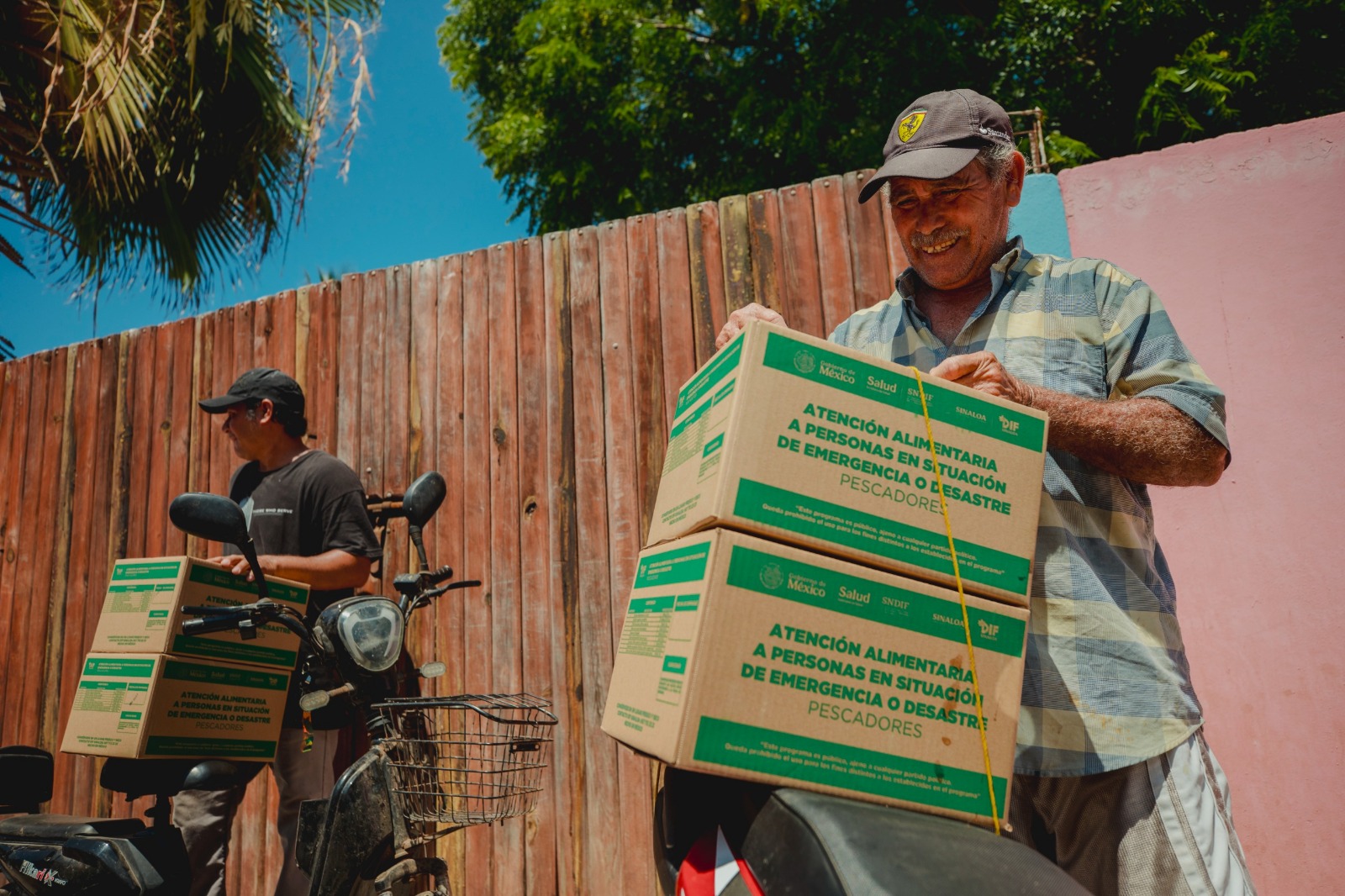 DIF Sinaloa entrega despensas a pescadores de San Ignacio y Elota