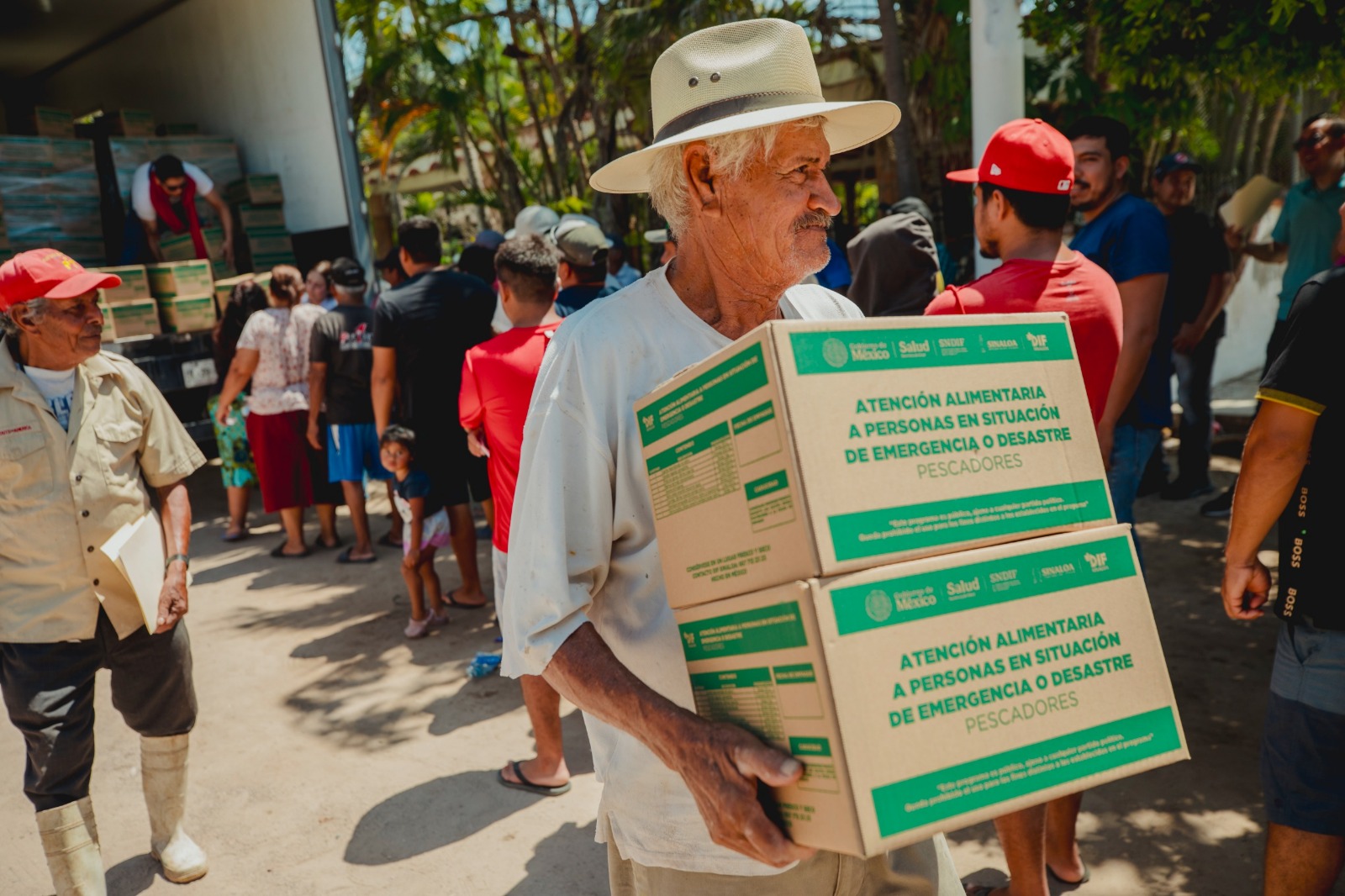 DIF Sinaloa entrega despensas a pescadores de San Ignacio y Elota
