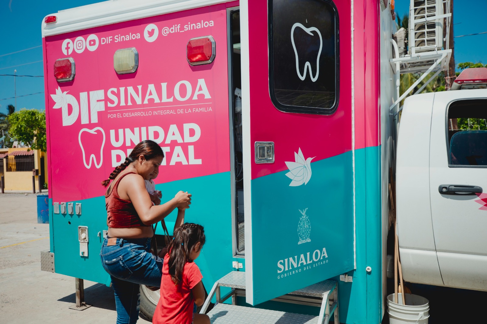DIF Sinaloa entrega despensas a pescadores de San Ignacio y Elota