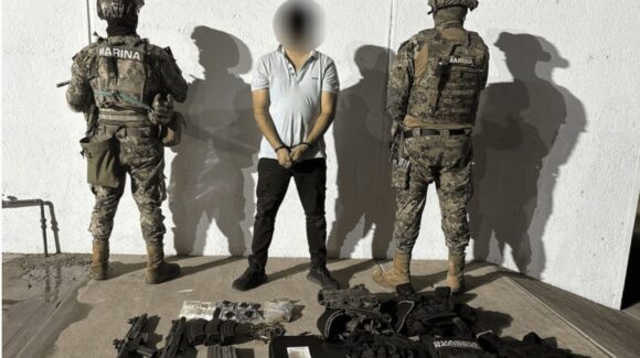 ¡Traía distintas drogas! Detienen en Navolato a sujeto y le aseguran vehículo, armas largas y cargadores