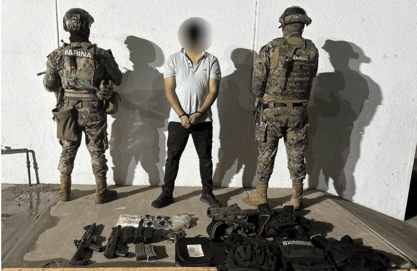 ¡Traía distintas drogas! Detienen en Navolato a sujeto y le aseguran vehículo, armas largas y cargadores