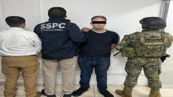 Detienen en Mazatlán a ciudadano estadounidense acusado de delitos contra la salud y tráfico de armas