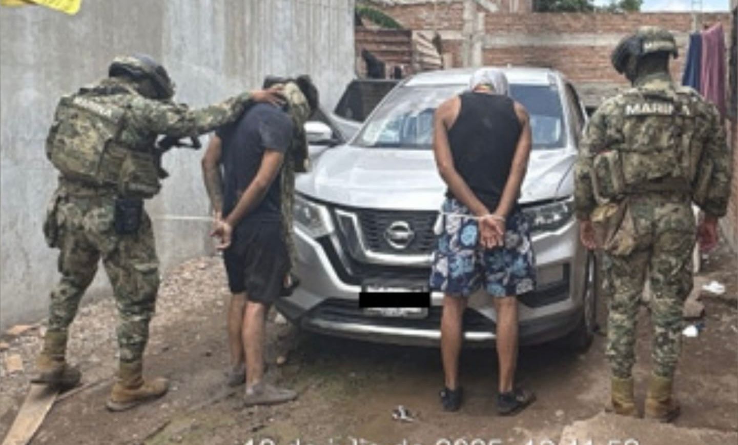 Ejército detiene a 2 personas, localiza a una sin vida y asegura vehículos, armas y municiones en Navolato