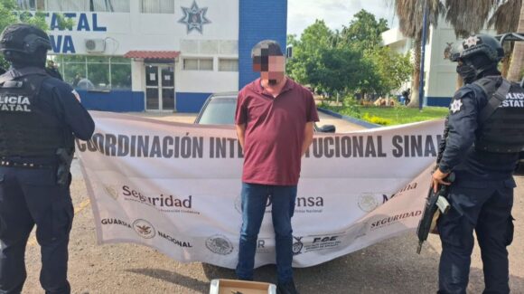 Detienen a sujeto armado cuando conducía por calles de Culiacán