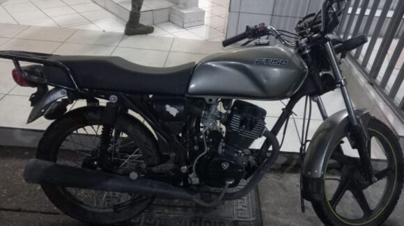 Detienen a dos hombres con moto robada en la colonia San Rafael, en Culiacán