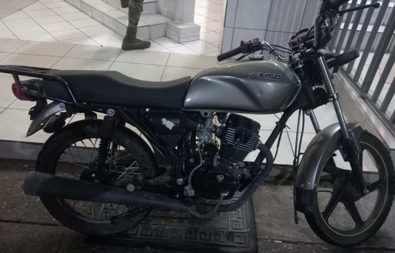 Detienen a dos civiles con moto robada en Culiacán