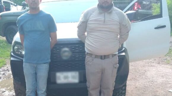 Detienen a dos hombres armados en Badiraguato; les aseguran arsenal y vehículo