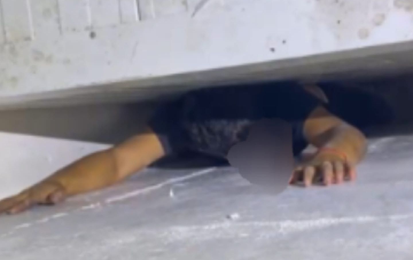 Un asaltante quedó entre la pared y uno de los refrigeradores del negocio