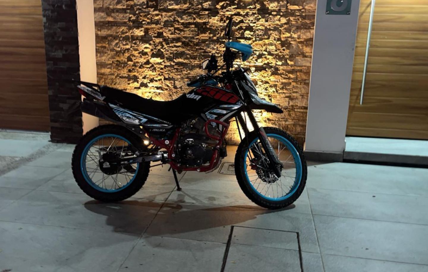 Decomisan moto a dos sujetos detenidos tras asaltar negocio en Culiacán