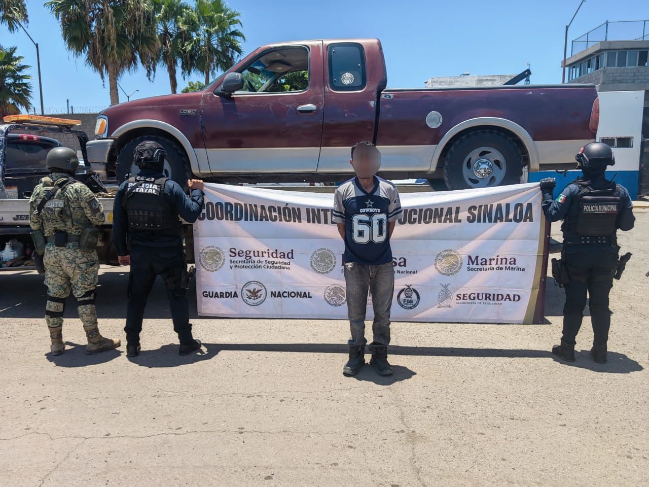 Detienen a hombre con camioneta robada en Villa Juárez