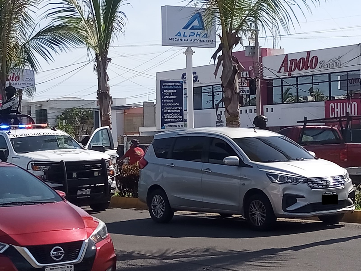 Detienen a sujeto y aseguran camioneta en Mazatlán, tras persecución