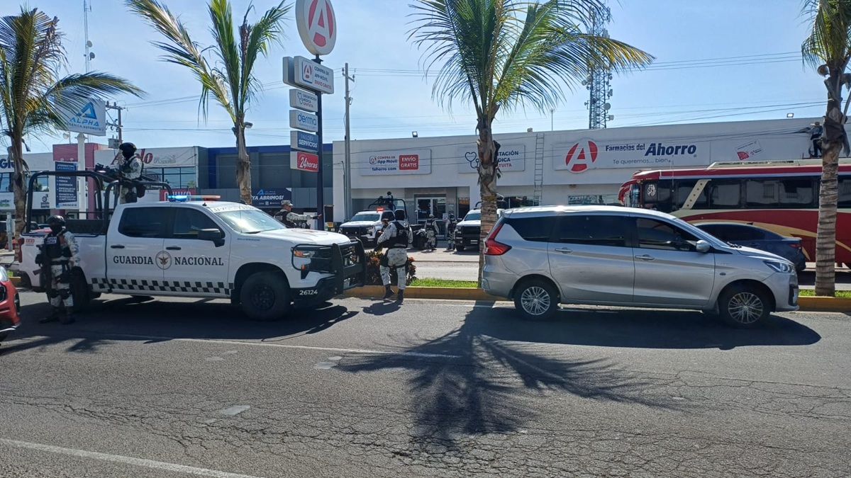 Detienen a sujeto y aseguran camioneta en Mazatlán, tras persecución
