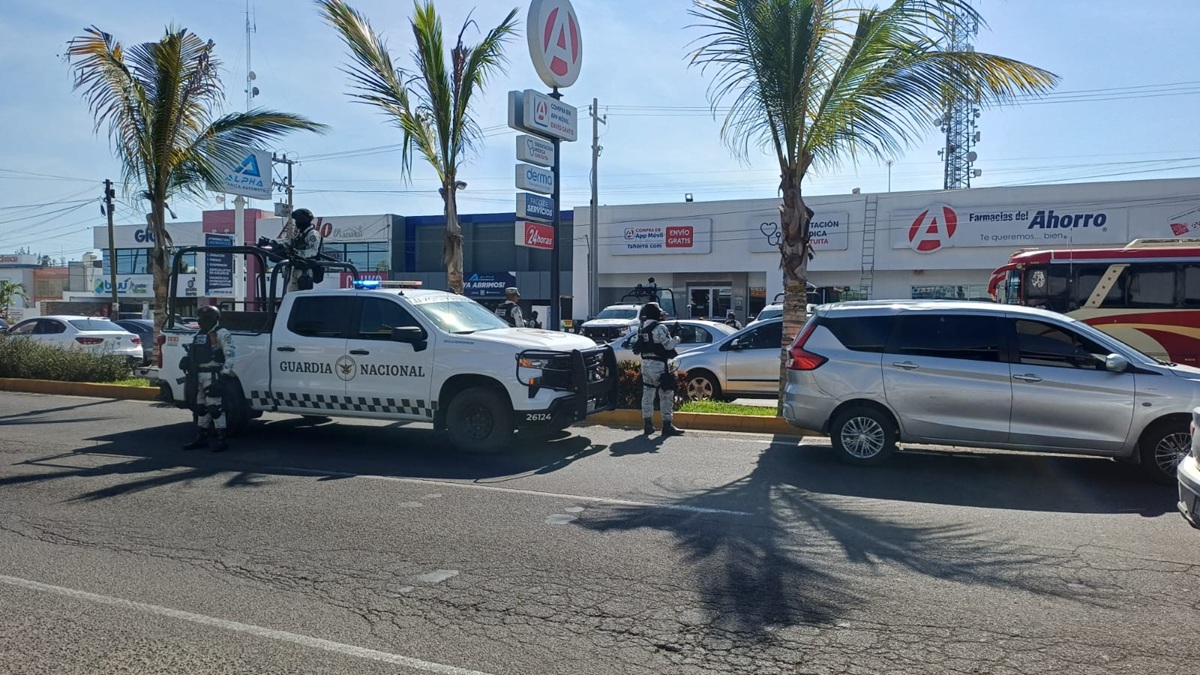 Detienen a sujeto y aseguran camioneta en Mazatlán, tras persecución