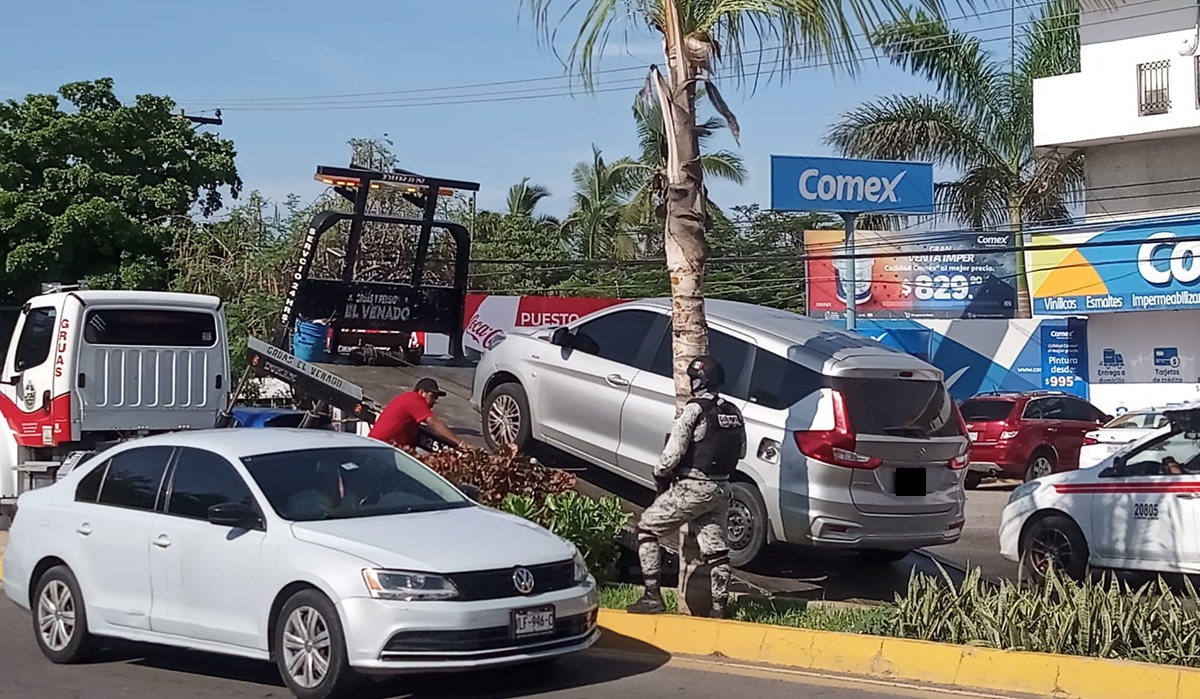 Detienen a sujeto y aseguran camioneta en Mazatlán, tras persecución