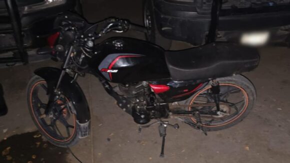 Policías de Ahome detienen a tres personas por el delito de robo de motocicleta