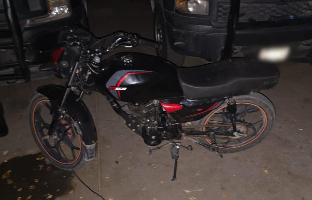 Detienen a hombres por robo de motocicleta en Ahome