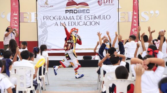 Entregan la beca Probec a 2 mil niños de Mazatlán por parte del Sistema DIF