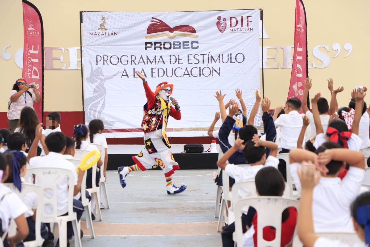 Entregan la beca Probec a 2 mil niños de Mazatlán por parte del Sistema DIF