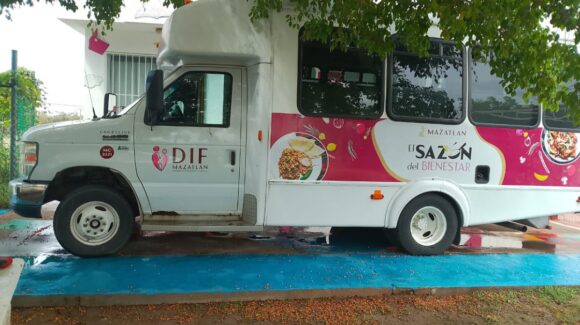 DIF Mazatlán lleva alimentos gratuitos a hospitales con ‘El Sazón del Bienestar, Cocina Móvil’
