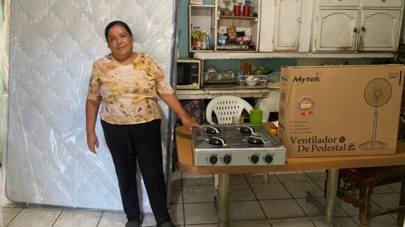 DIF Mazatlán entrega enseres domésticos a familias afectadas por lluvias en la colonia Urías