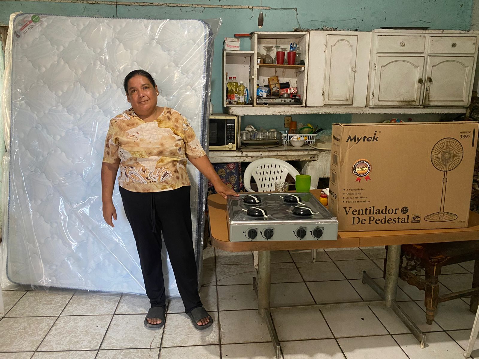 DIF Mazatlán entrega enseres domésticos en la colonia Urías