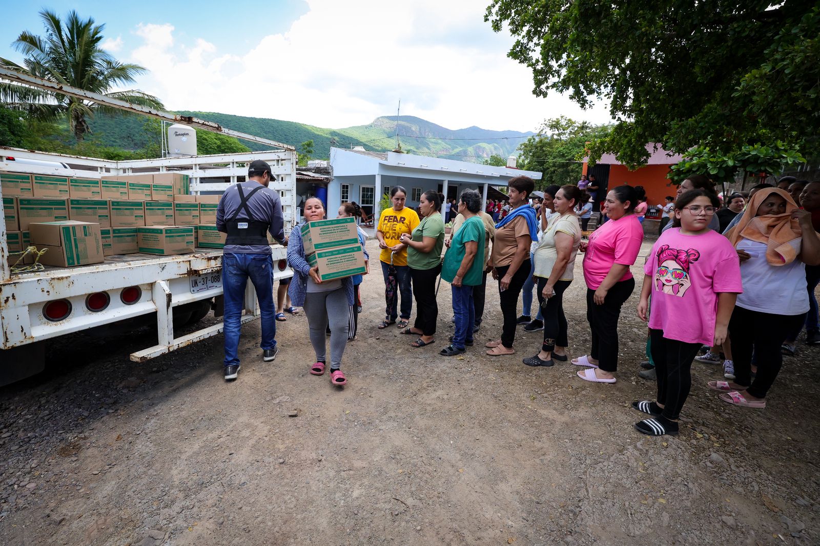 DIF Sinaloa entrega despensas en Tacuichamona, Culiacán