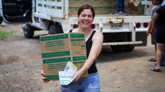 DIF Sinaloa cumple compromiso con familias de Tacuichamona al llevar asistencia alimentaria