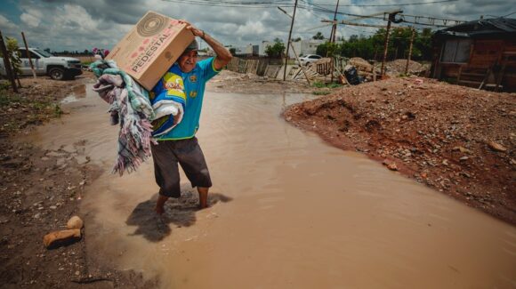 DIF Sinaloa lleva apoyos a familias afectadas por lluvia en Valle del Cardenal, en Culiacán